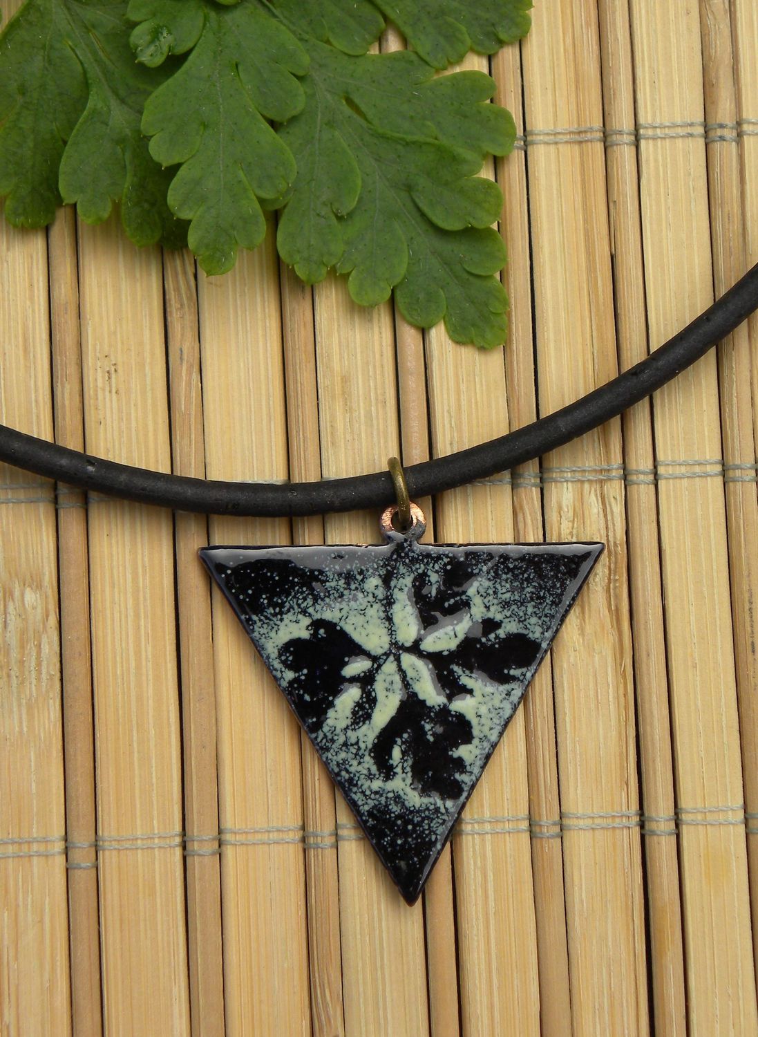 Pendentif "Herbe à Robert" en cuivre émaillé bleu marine/ vert pâle
