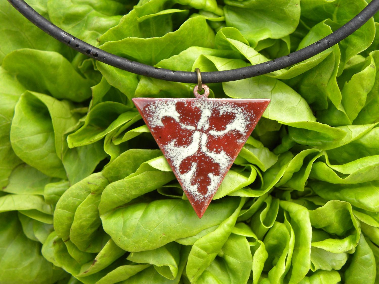 Pendentif "Herbe à Robert" en cuivre émaillé Marron/ vert pâle