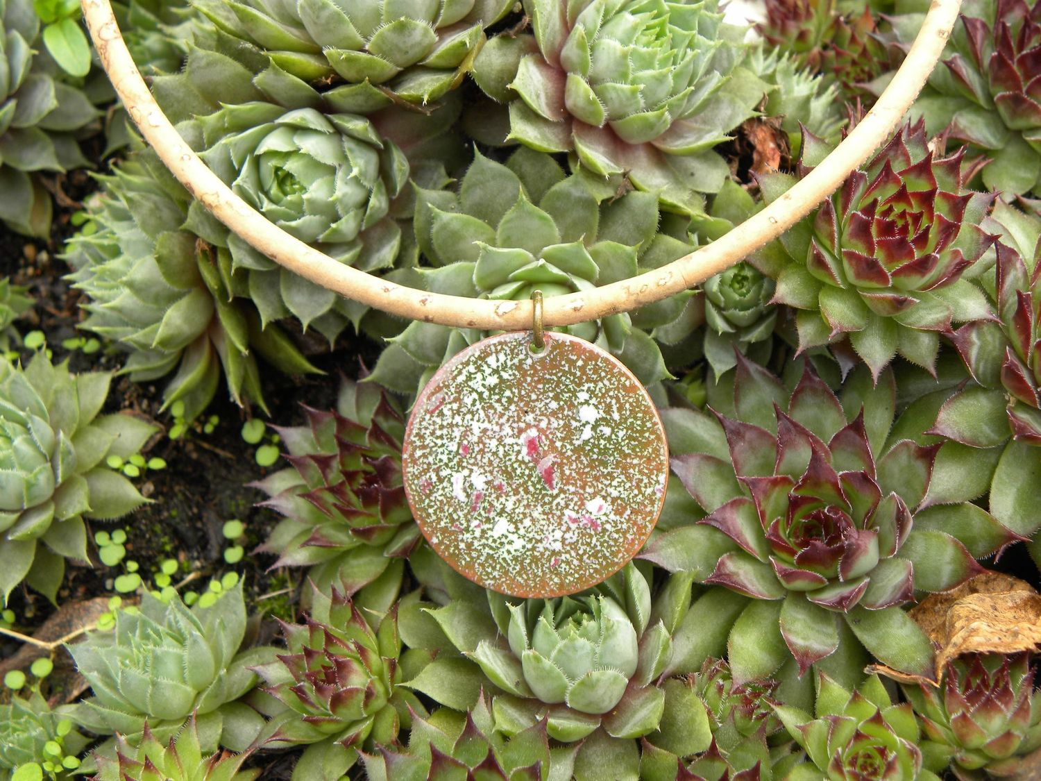Pendentif en "impressions" en cuivre émaillé tons verts/ mauve