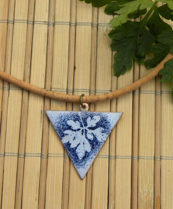 Pendentif "herbe à robert" en cuivre émaillé Bleu lavande et bleu foncé