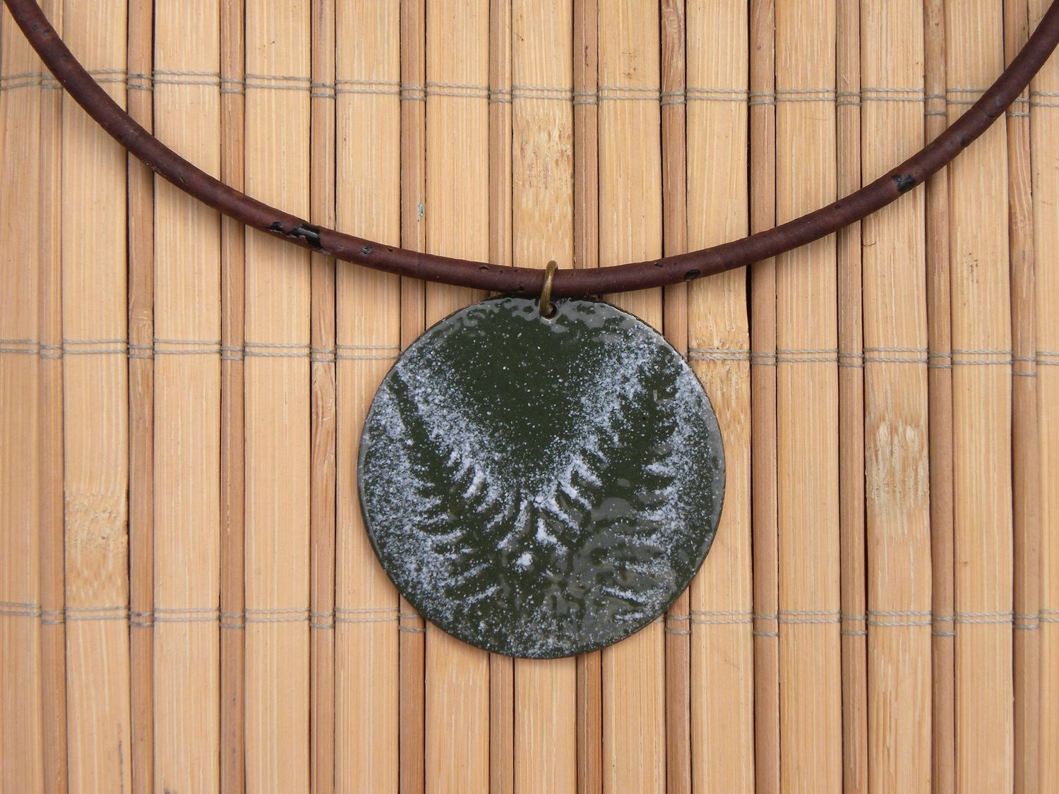 Pendentif "Fougères" en cuivre émaillé vert forêt/ blanc