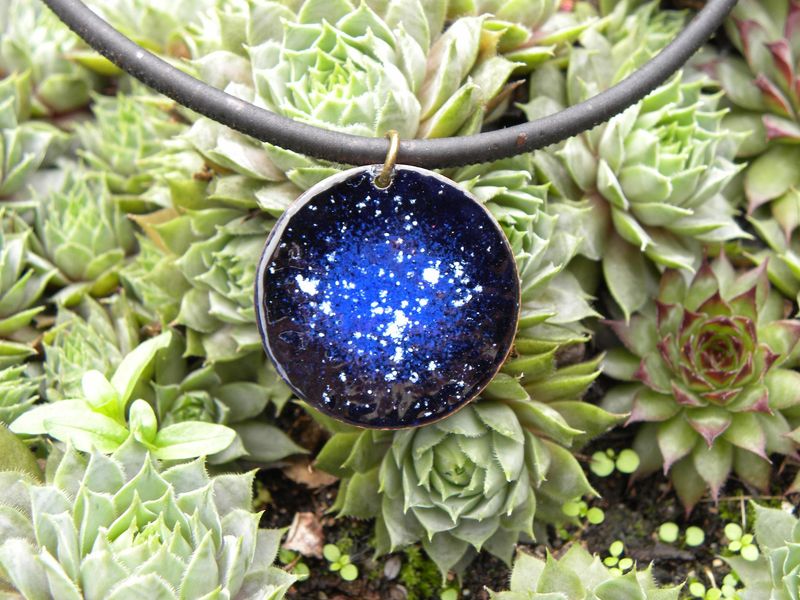 Pendentif "ciel étoilé" en cuivre émaillé