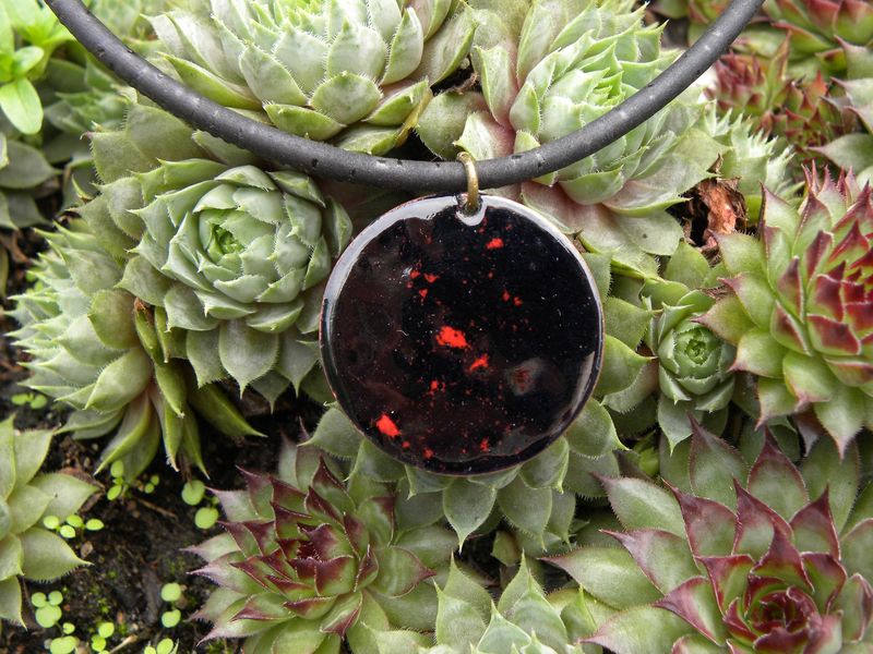 Pendentif en cuivre émaillé noir/ rouge