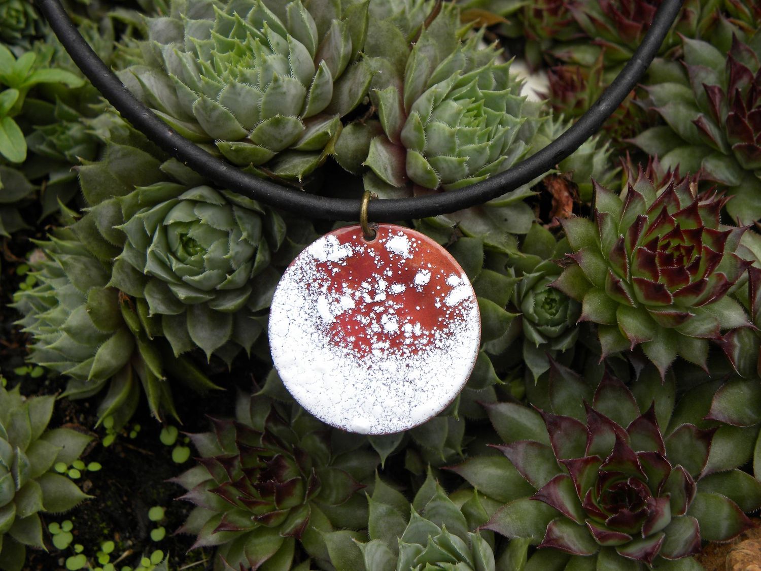 Pendentif en cuivre émaillé "flocons" Pêche et crème.