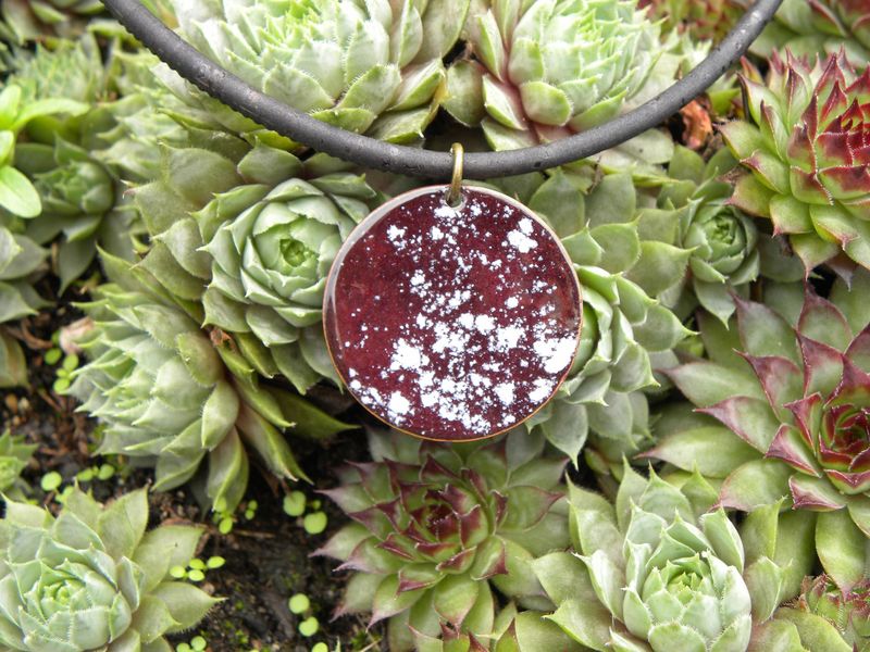 Pendentif en cuivre émaillé grenat / blanc