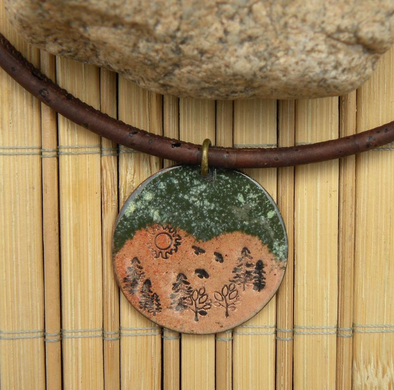 Pendentif "paysage vosgien" en cuivre émaillé vert forêt