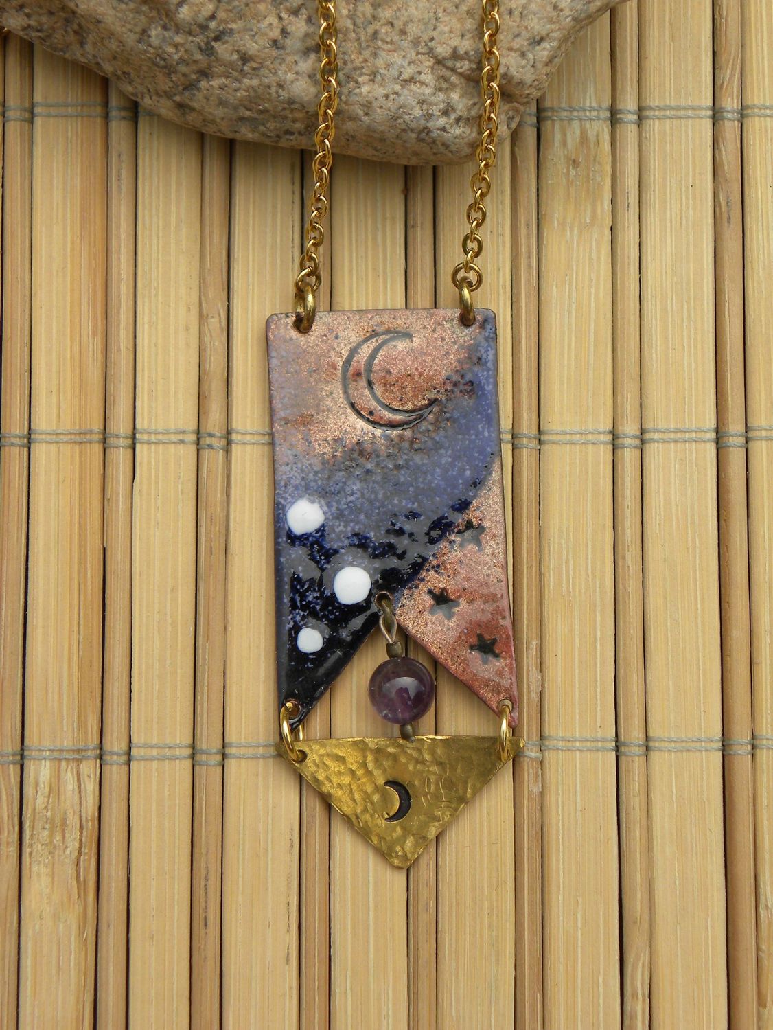 Pendentif "Lunes" en cuivre émaillé, laiton martelé et améthyste.