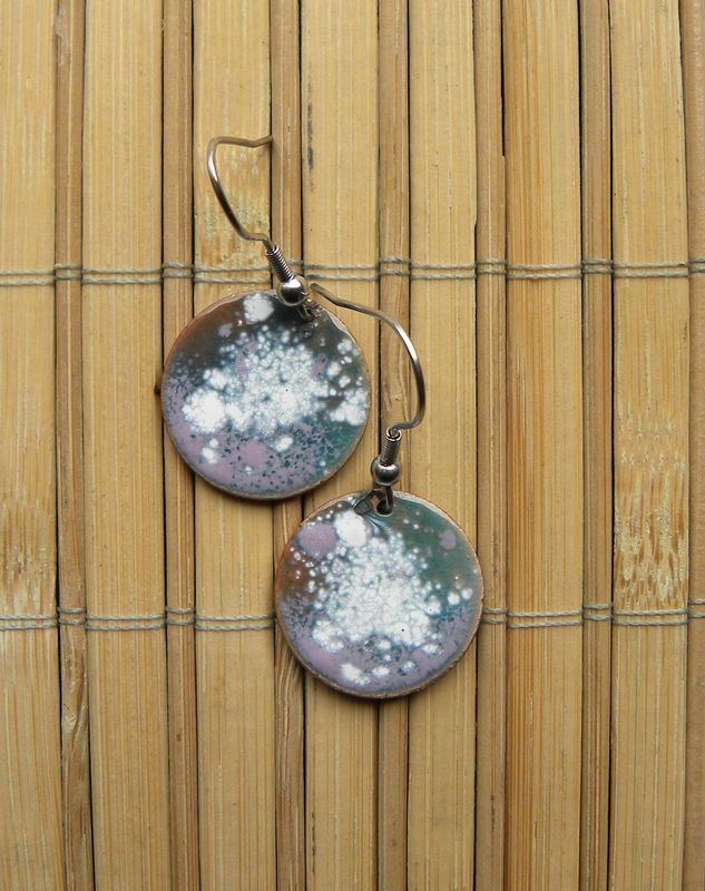 Boucles d'oreilles en cuivre émaillé bleu/ mauve/ crème