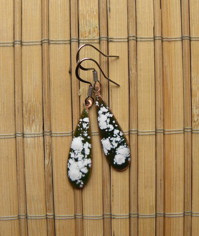 Boucles d'oreilles en cuivre émaillé émeraude/ crème