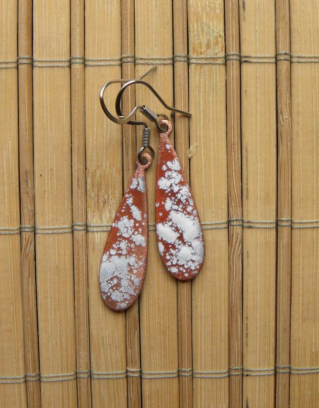 Boucles d'oreilles en cuivre émaillé pêche et crème.