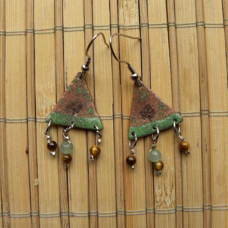 Boucles d'oreilles "arbre de vie" en cuivre émaillé, jade et oeil de tigre.