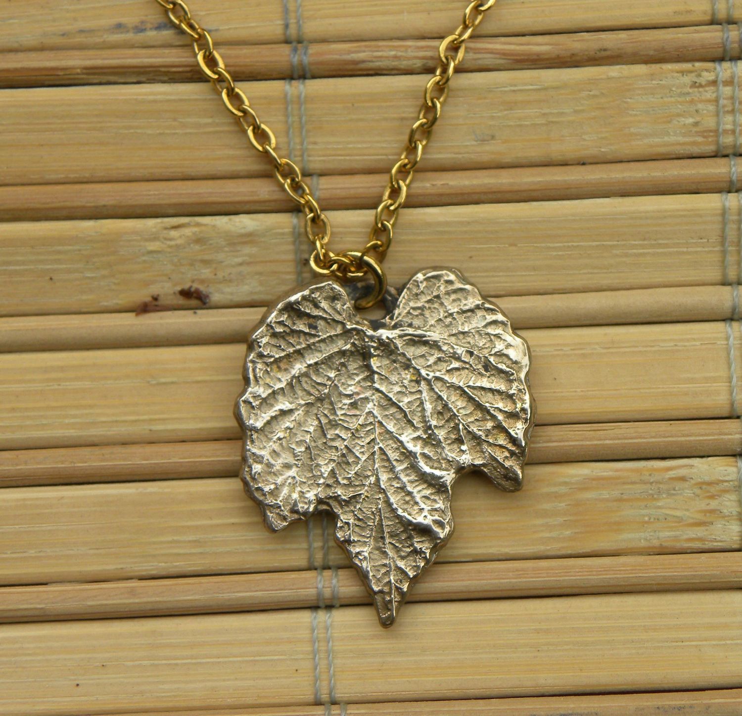 Petite feuille de houblon en laiton massif