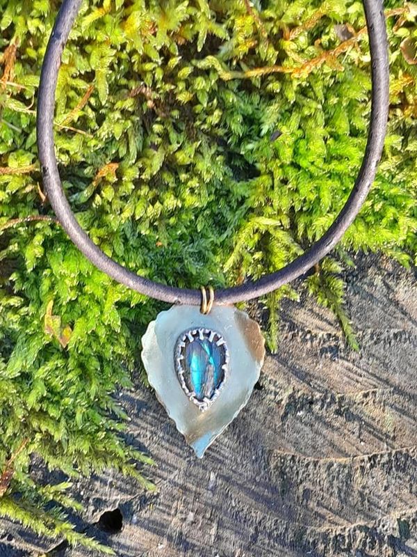 Feuille stylisée en laiton brossé et labradorite
