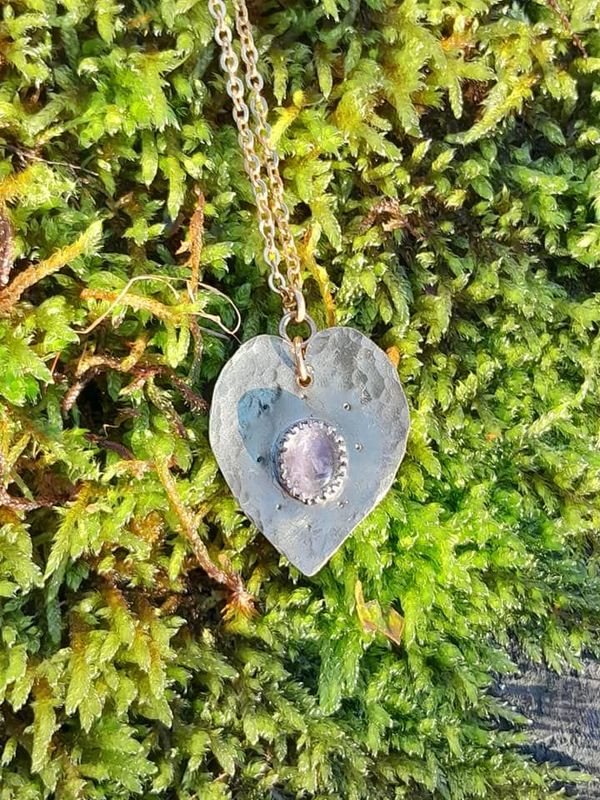 Coeur baroque en laiton martelé et quartz rose