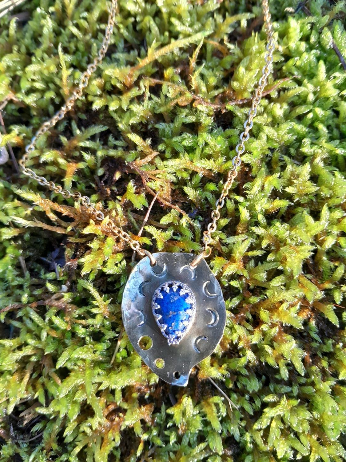 Goutte baroque en laiton martelé et lapis lazuli