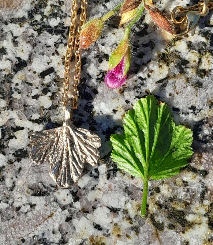 Petite feuille de géranium en laiton massif