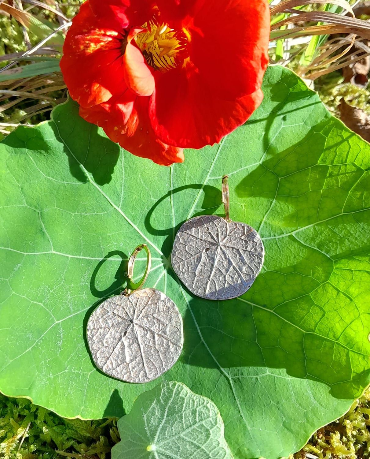 Boucles d'oreilles Feuilles de capucine en laiton massif.
