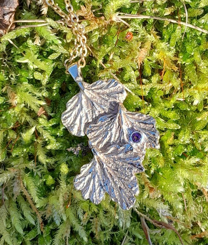 Pendentif "3 feuilles de géranium" en laiton massif serti d'une améthyste