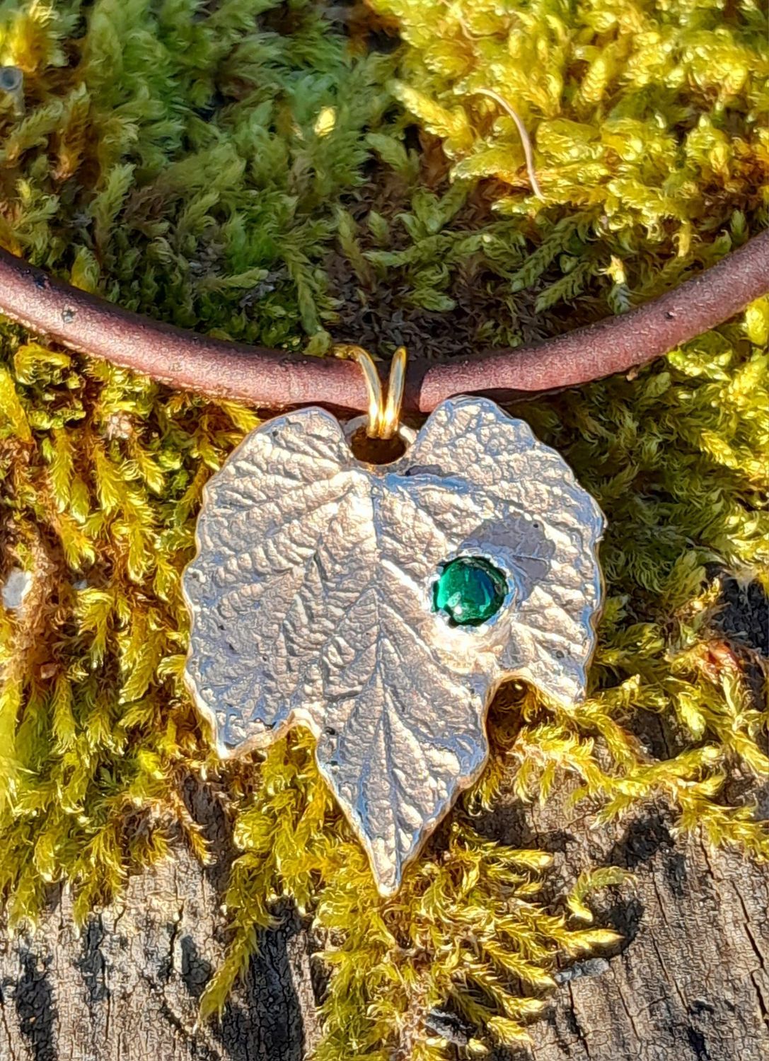 Petite feuille de houblon en laiton massif sertie d'une malachite