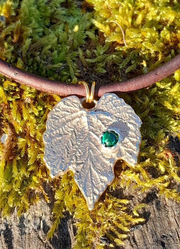 Petite feuille de houblon en laiton massif sertie d'une malachite