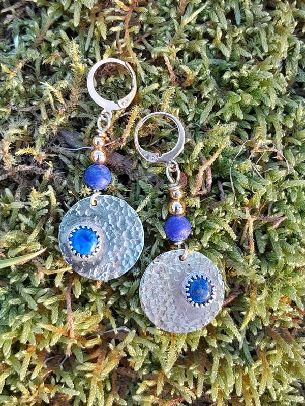 Boucles d'oreilles "lapis lazuli" sur laiton martelé