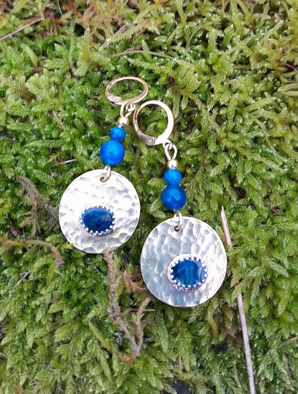 Boucles d'oreilles "apatites" sur laiton martelé
