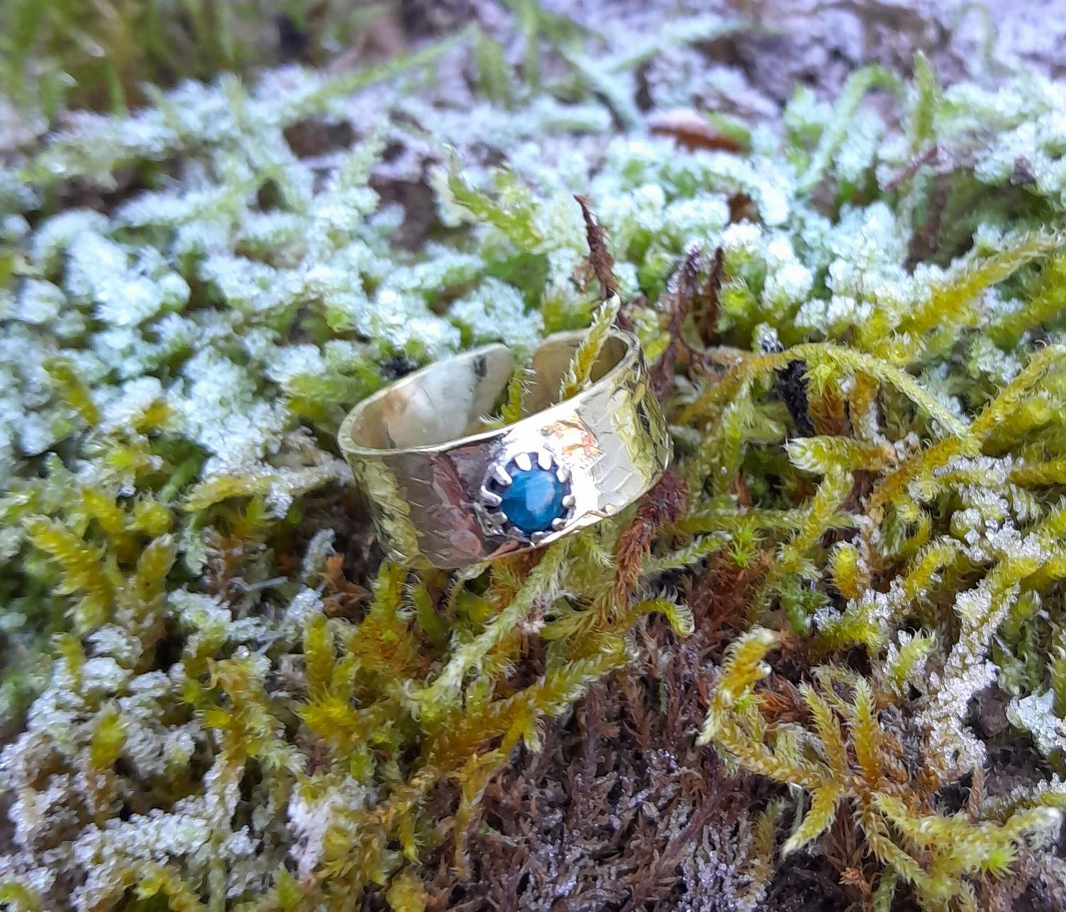Anneau en laiton martelé et apatite