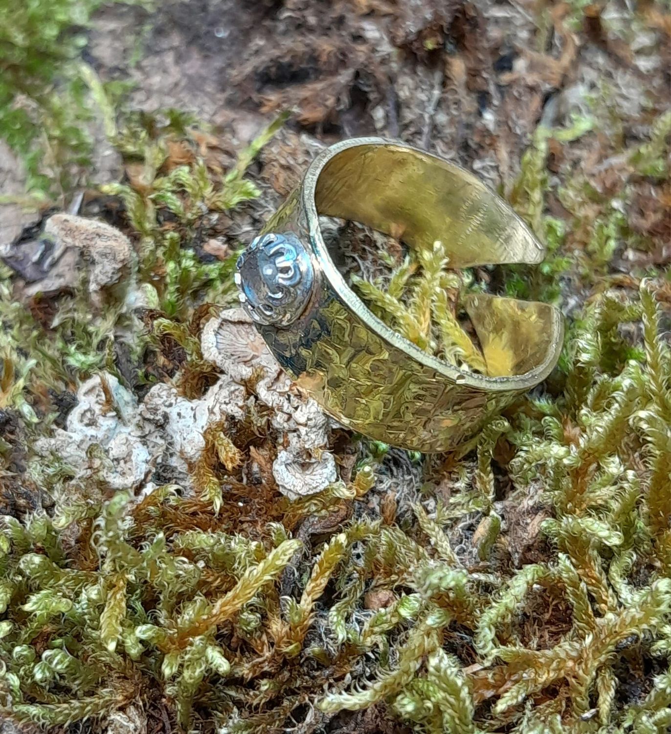 Anneau martelé serti d'une labradorite