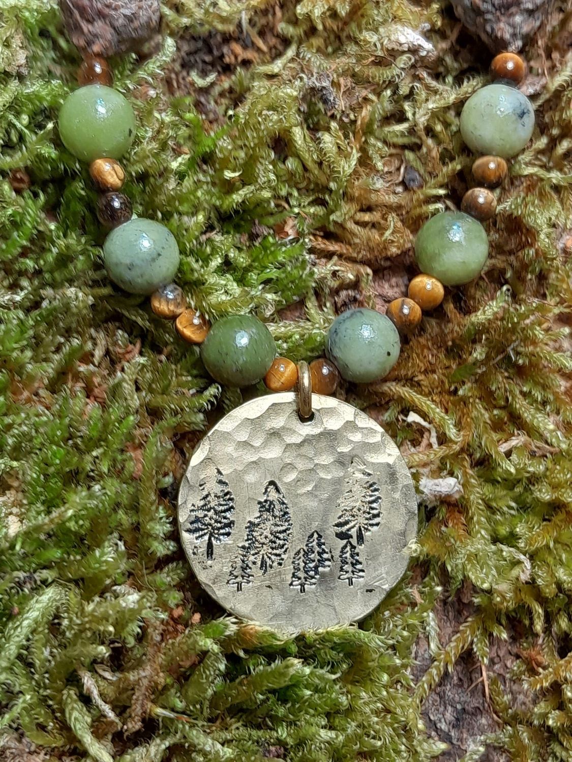 Pendentif en laiton martelé "forêt", oeil de tigre, jade