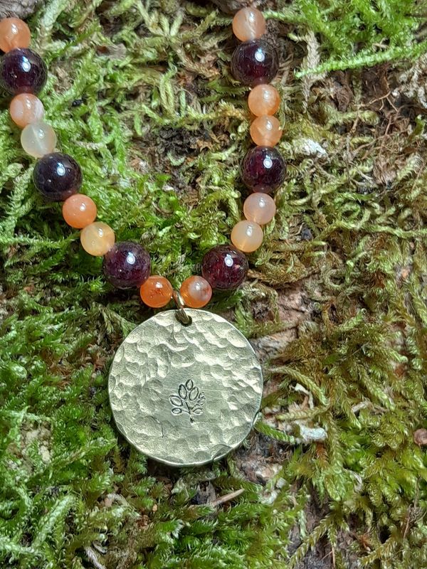 Pendentif en laiton martelé "arbre de vie", cornaline, grenat