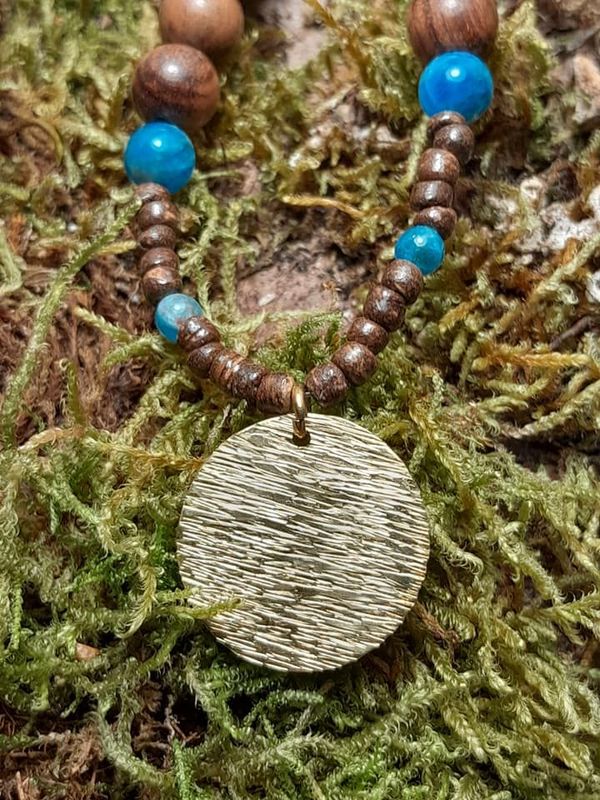 pendentif texturé, apatite, bois de santal