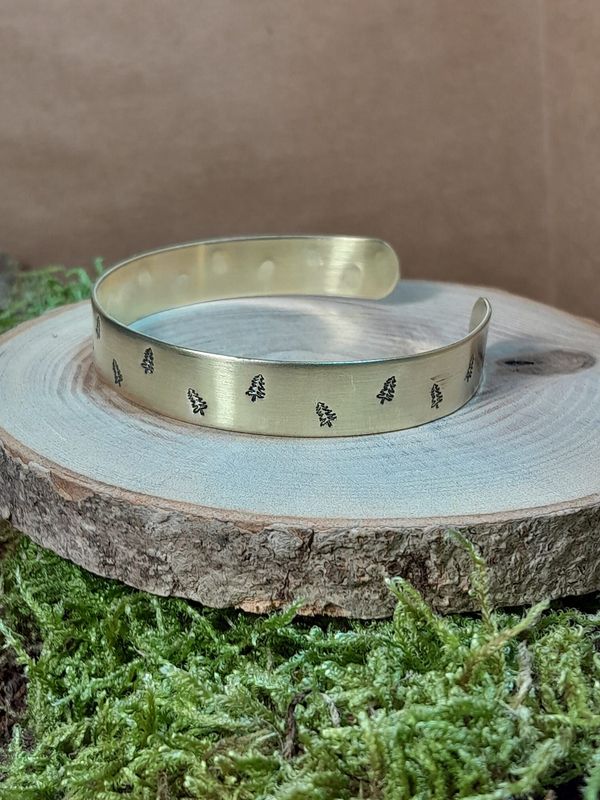 Bracelet en laiton martelé et poinçonné petits sapins largeur 1 cm