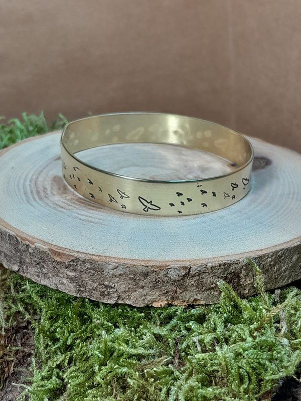 Bracelet en laiton poinçonné d'un envol d'oiseaux