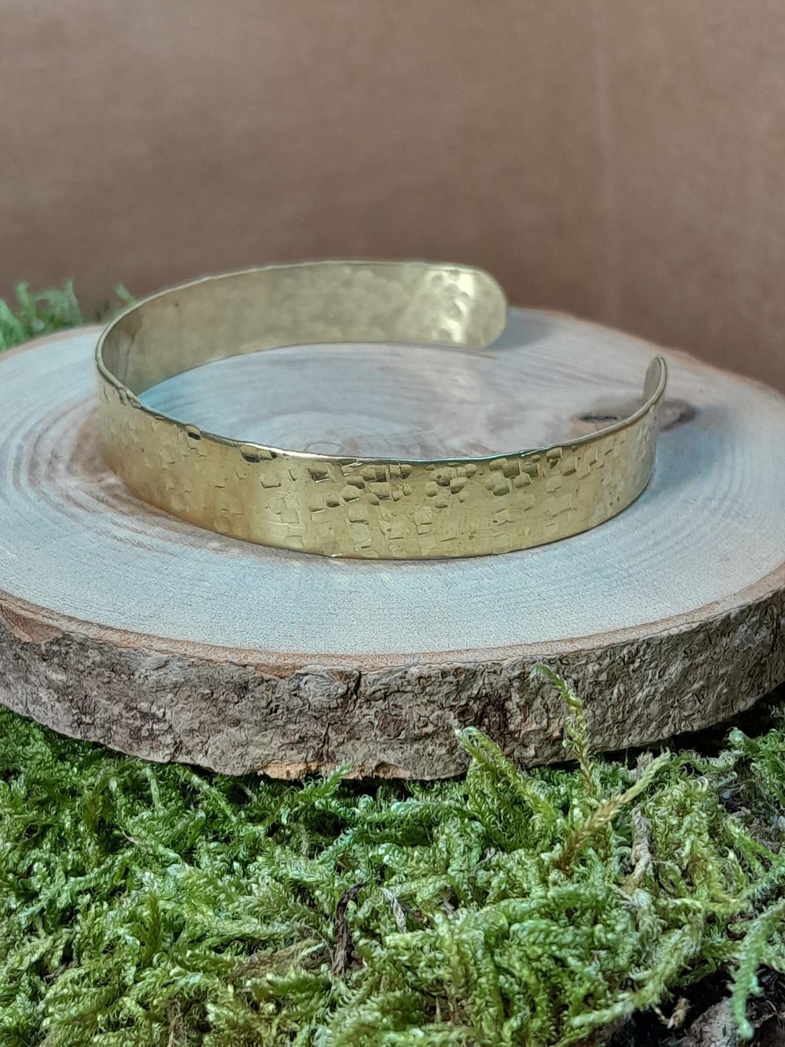 Bracelet 1 cm en laiton martelé "cube"