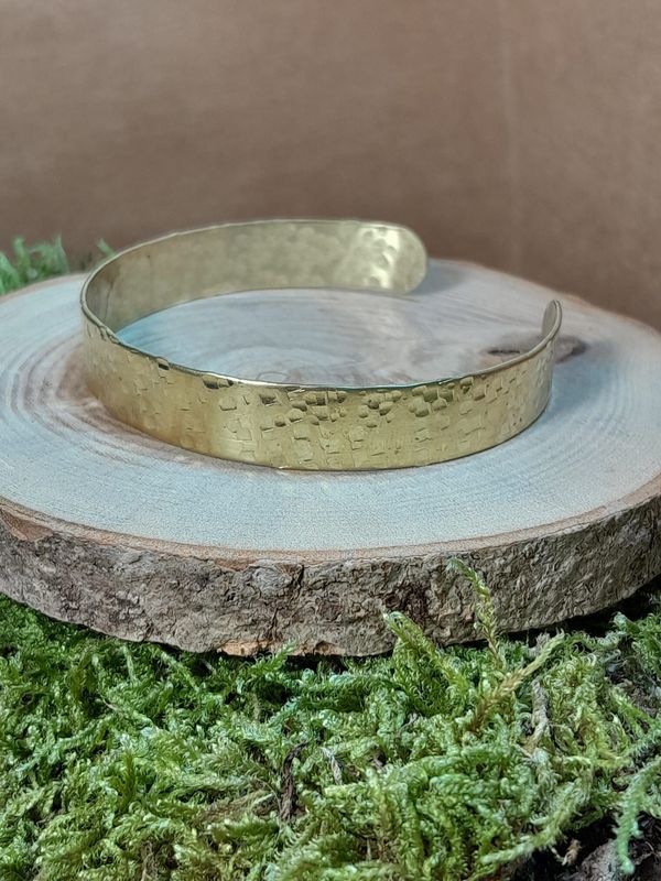 Bracelet 1 cm en laiton martelé "cube"