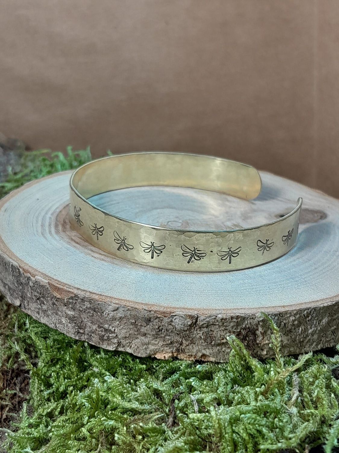 Bracelet 1 cm en laiton martelé "libellules"