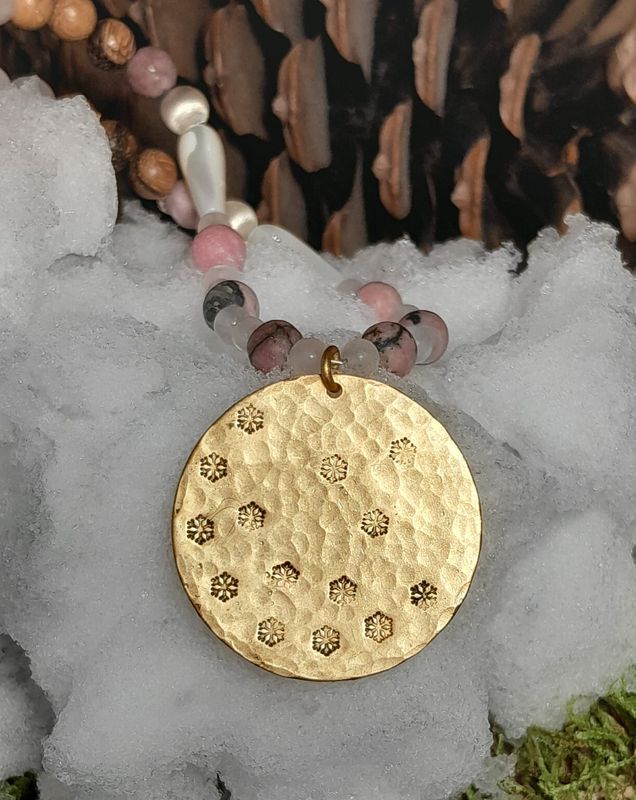 Médaillon en laiton martelé "flocons", quartz rose, rhodonite