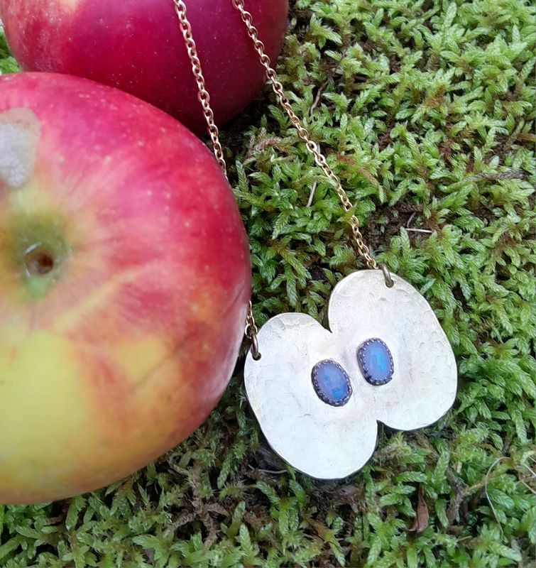 pendentif "petite pomme" en laiton martelé et pierres de lune