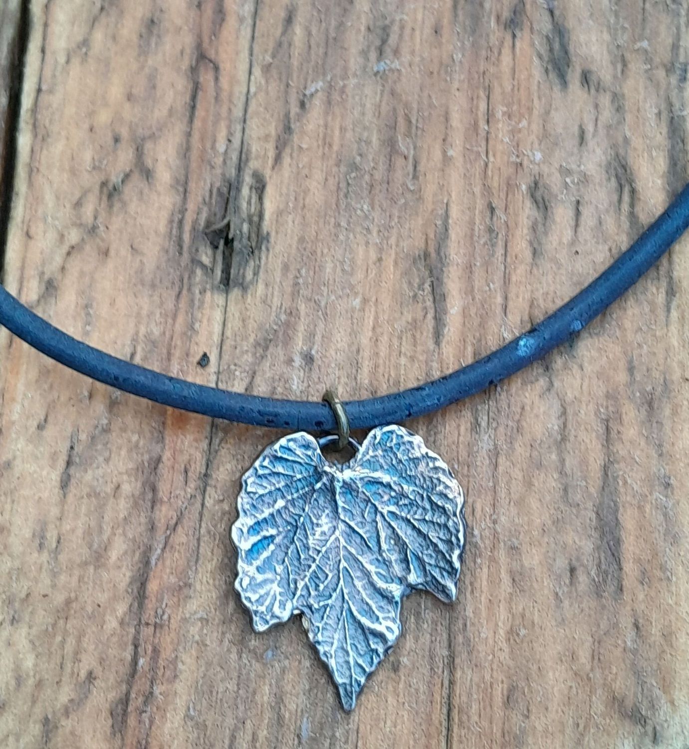 Petite feuille de houblon en laiton massif patiné