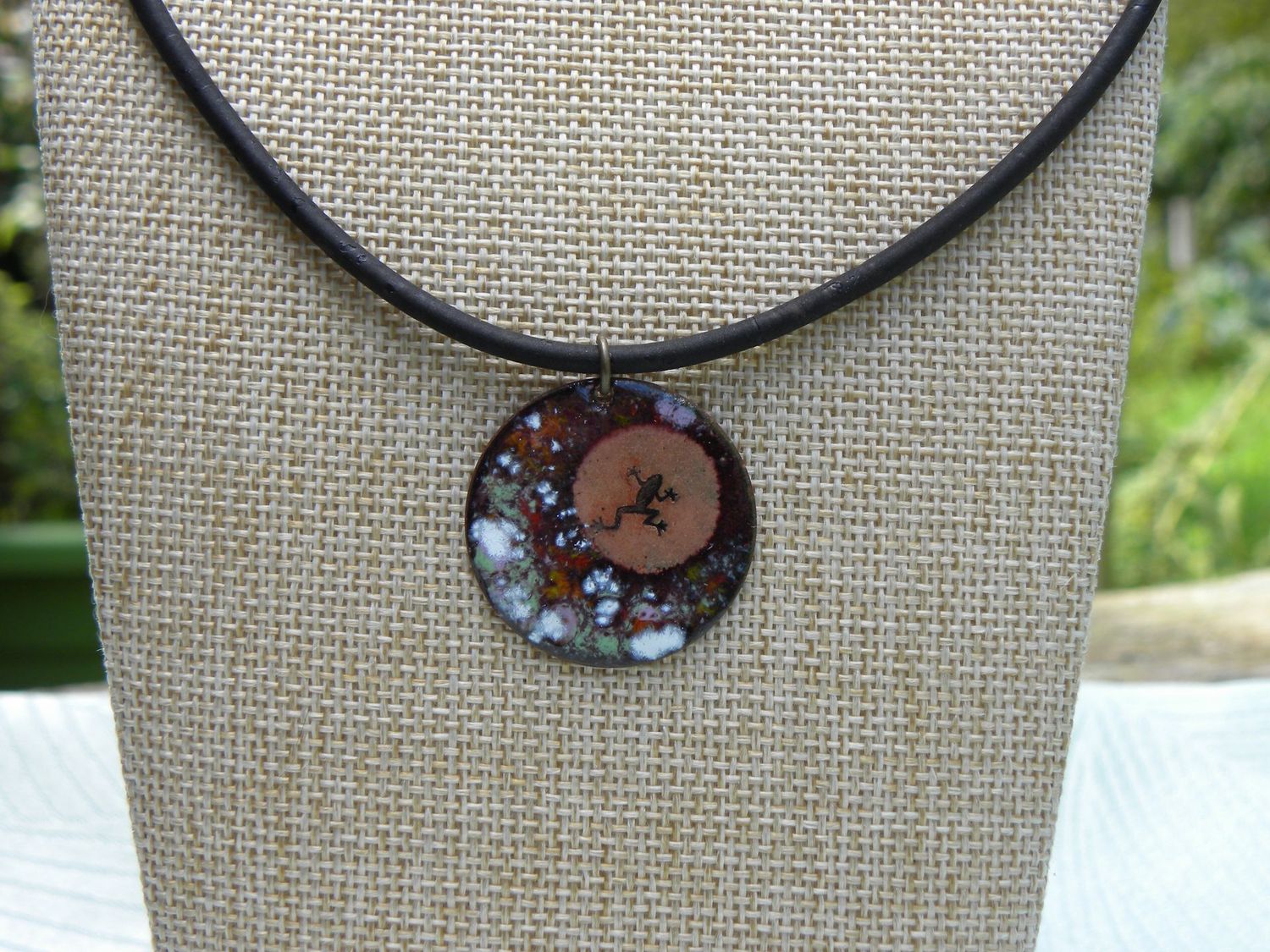pendentif "petite grenouille" en cuivre émaillé