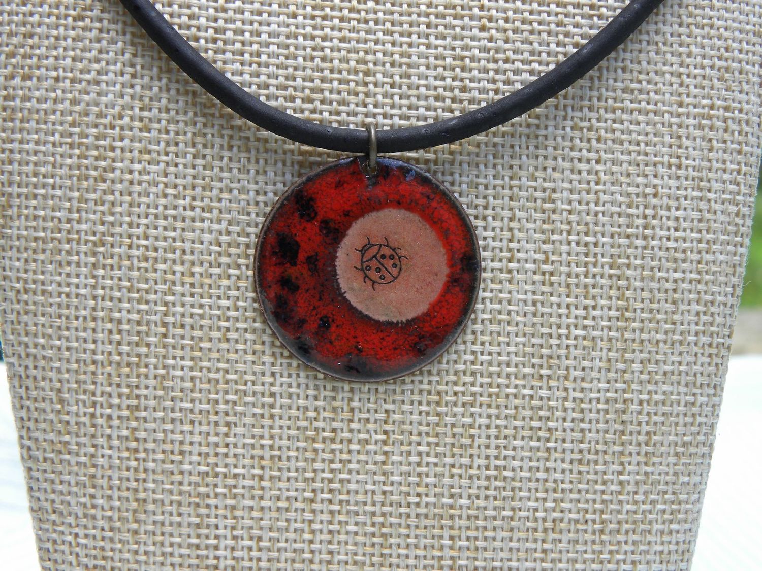 Pendentif en cuivre émaillé "coccinelle"