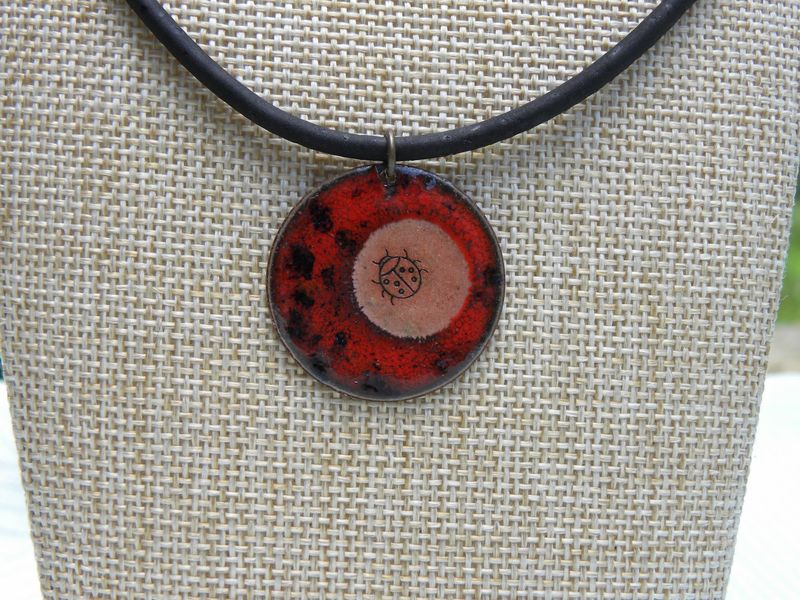 Pendentif en cuivre émaillé "coccinelle"