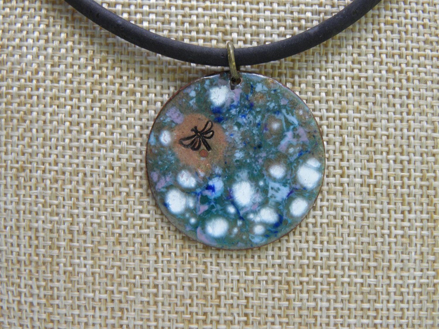 Pendentif "libellule" en cuivre émaillé bleu clair