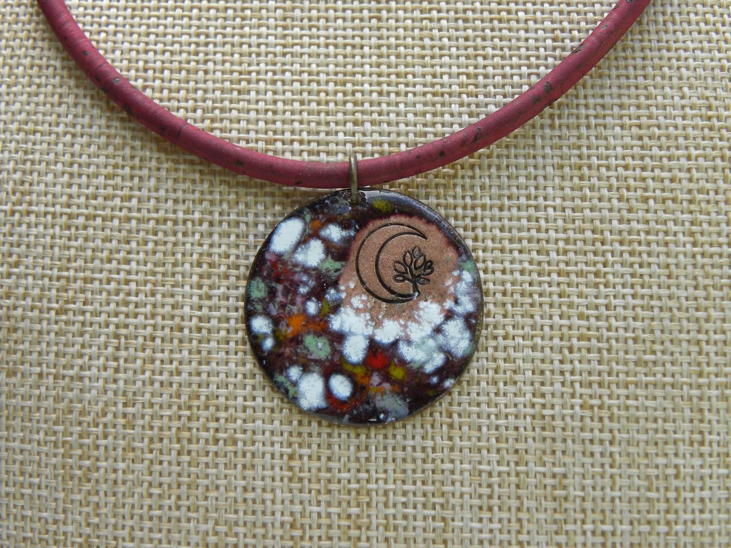Pendentif "arbre de vie et lune" en cuivre émaillé