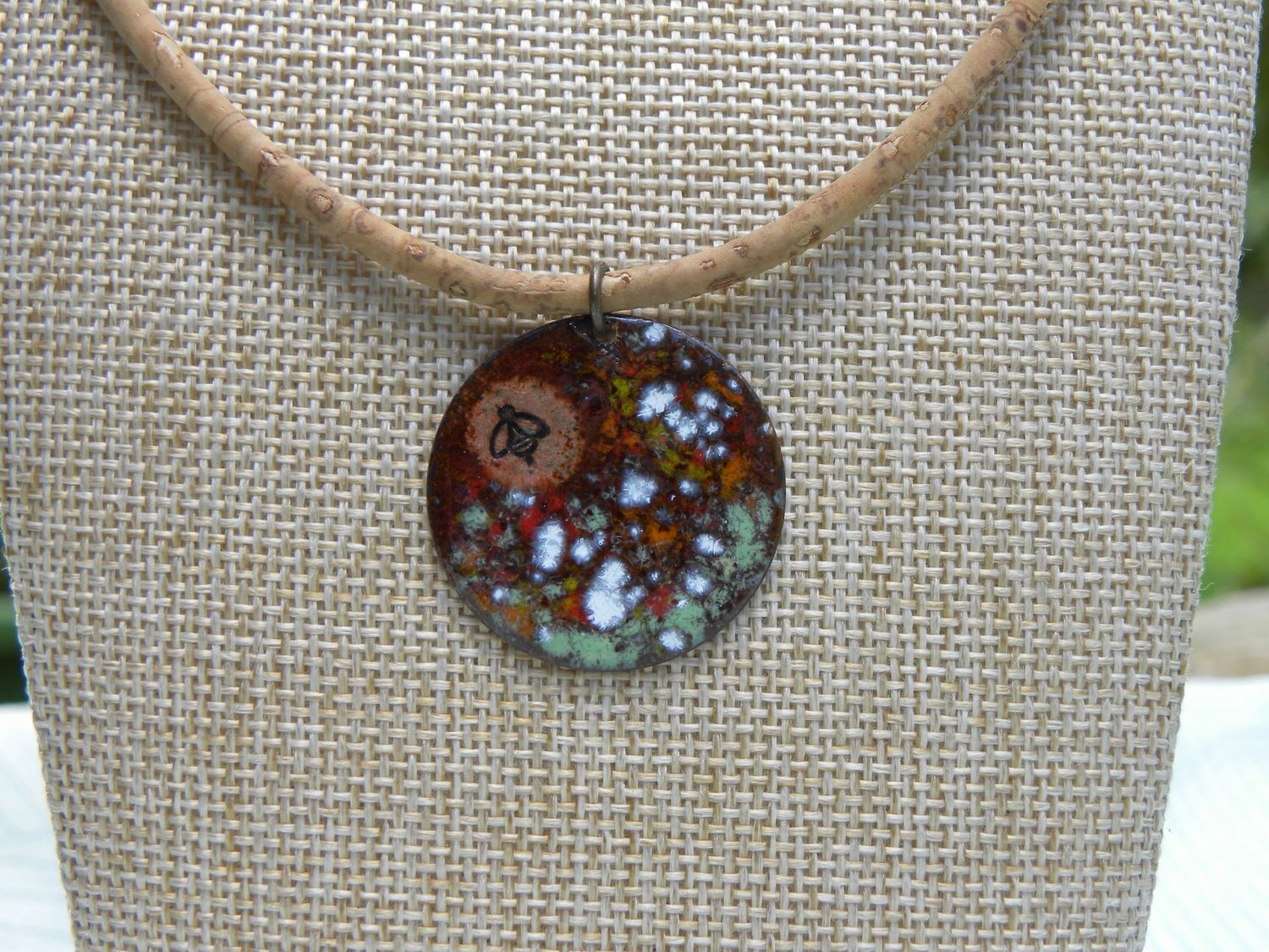 Pendentif "abeille" en cuivre émaillé