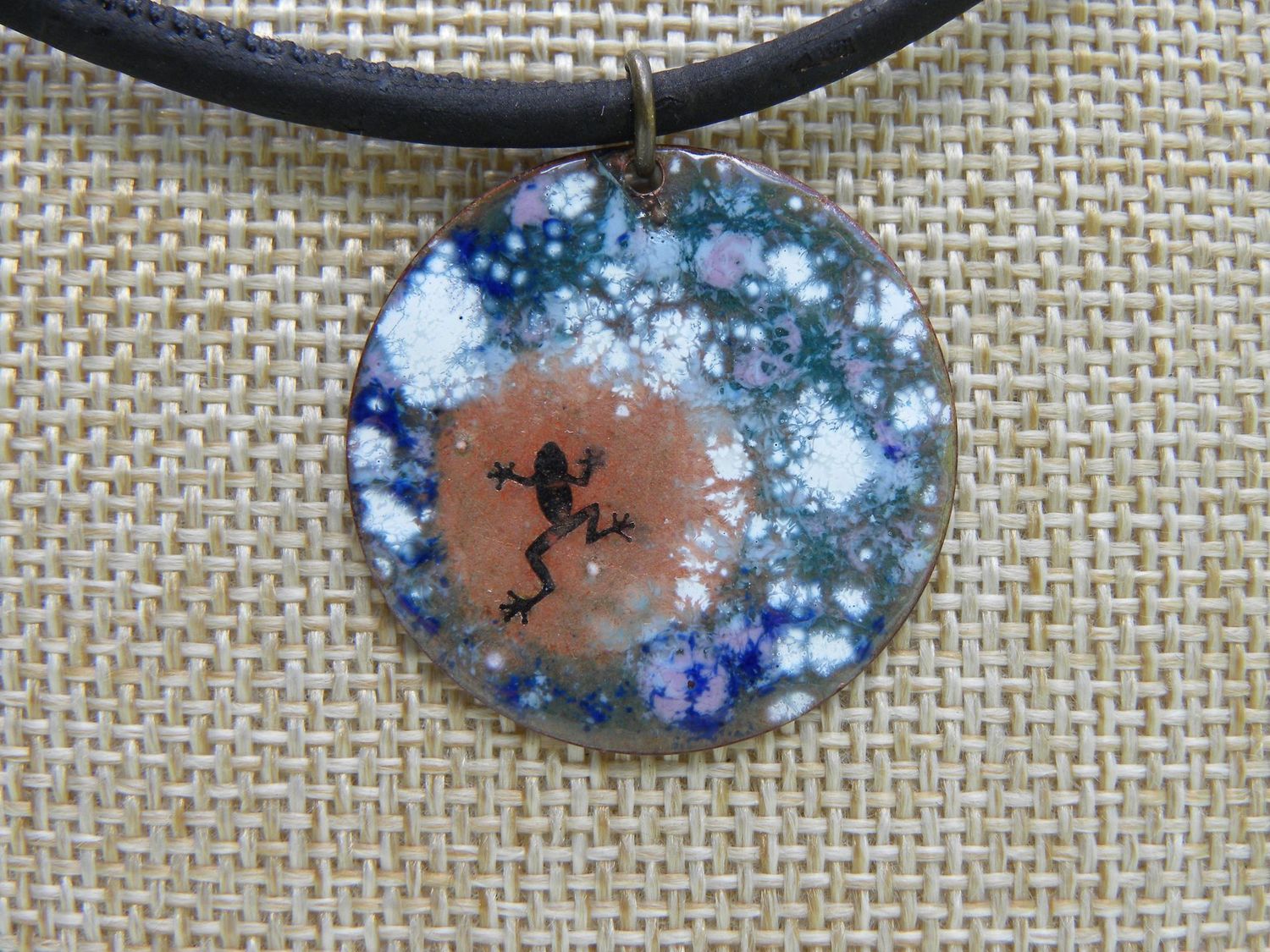 Pendentif "grenouille" en cuivre émaillé bleu clair