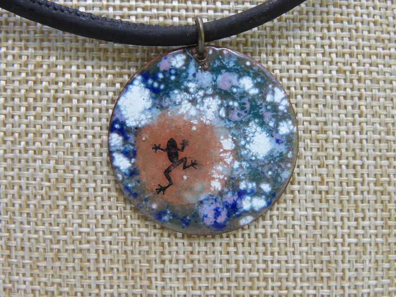 Pendentif "grenouille" en cuivre émaillé bleu clair
