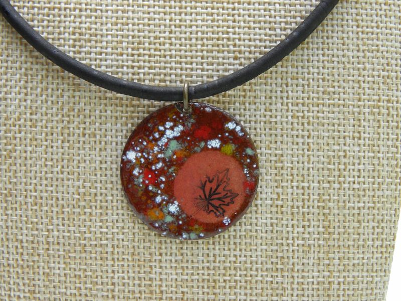Pendentif "feuille d'érable" en cuivre émaillé