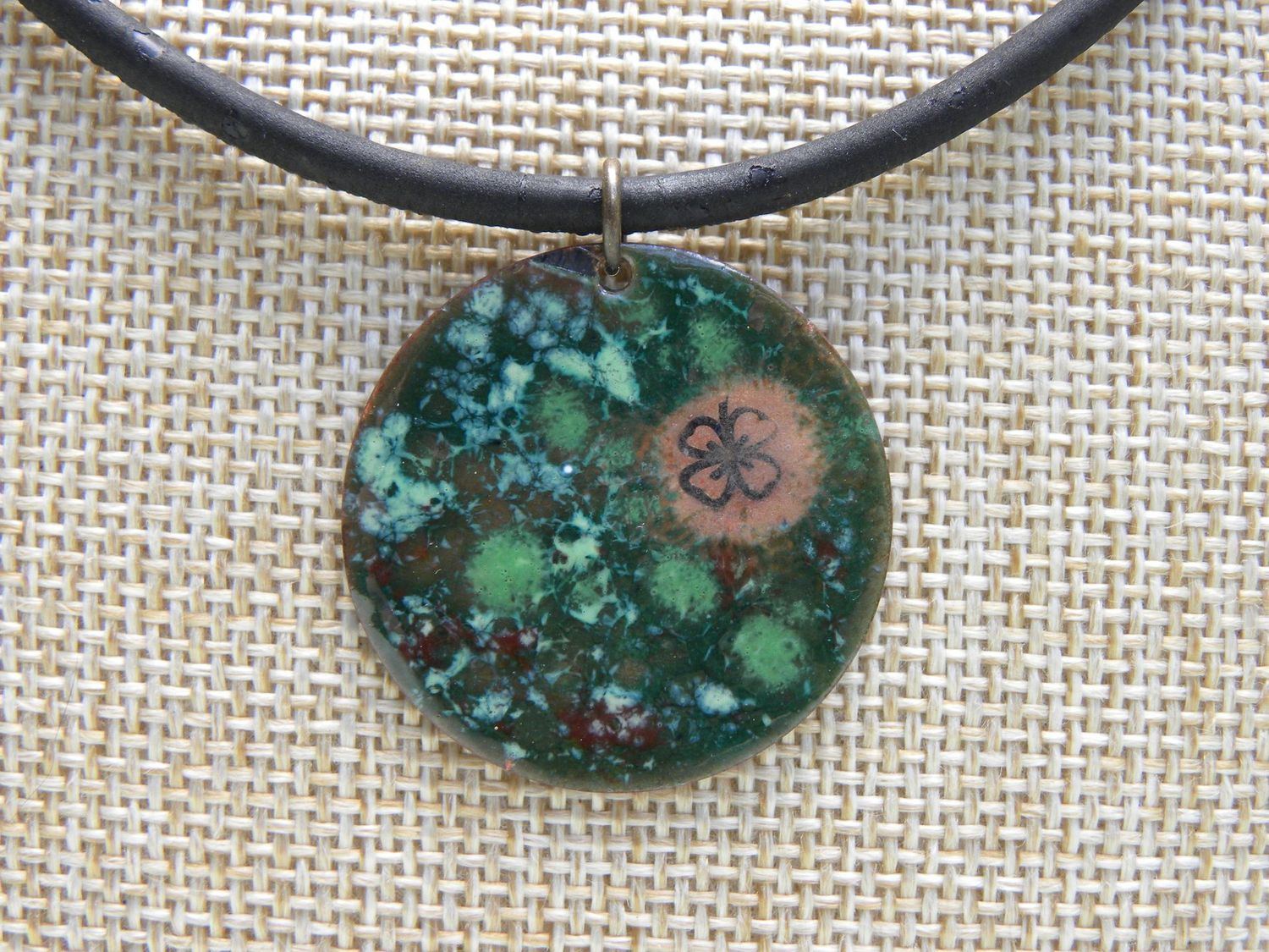 Pendentif "trèfle" en cuivre émaillé