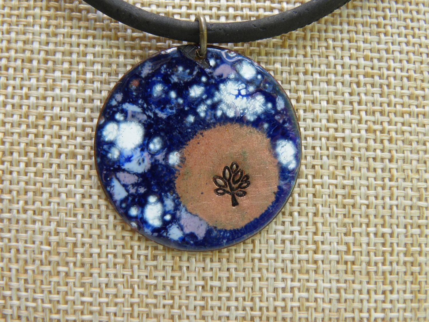 Pendentif "arbre de vie" en cuivre émaillé tons bleus